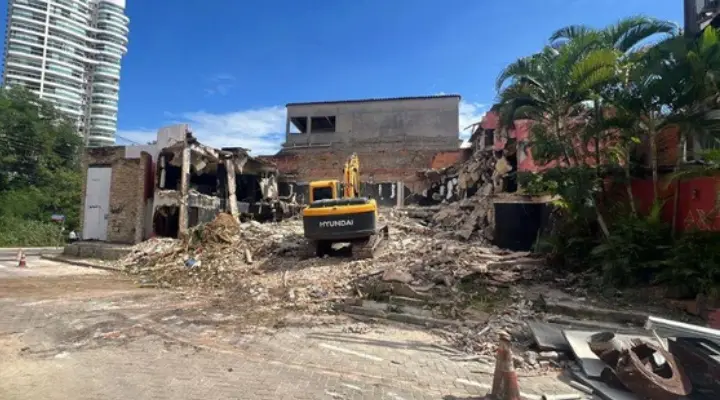 Morro do Moreno vai ganhar bondinho e letreiro estilo Hollywood em projeto de revitalização turística no ES 6 demolição de uma antiga boate localizada na Praia da Costa